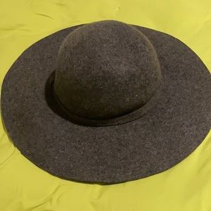 One size 100% wool floppy hat. Grey